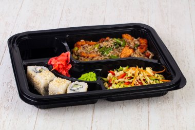 Rulo, şehriye ve et ile bento