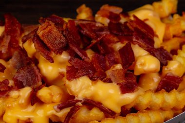 Kızarmış patates pastırma ve sos ile