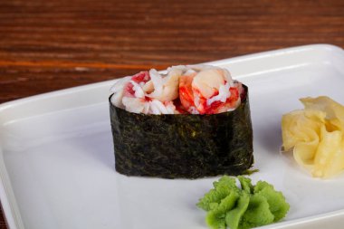 Gunkan suşi doğal yengeç