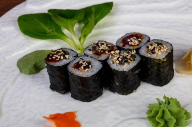 Suşi Unagi maki ile yılan balığı