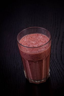 Tatlı ahududu güler yüzlü kokteyl karışımı