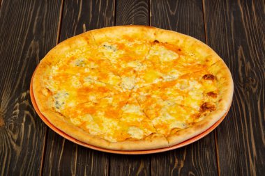 Ahşap arka plan üzerinde pizza dört peynir