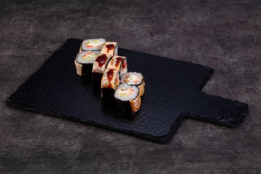 Yılan balığı ile Japon geleneksel rulo