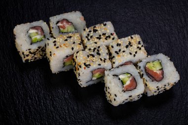 Ton balığı ile Japon geleneksel rulo 