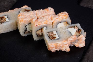 Yılan balığı ile Japon geleneksel rulo