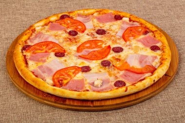 pastırma ve domates pizza