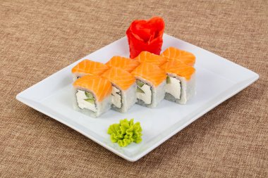 Somon ve yumuşak peynir rulo