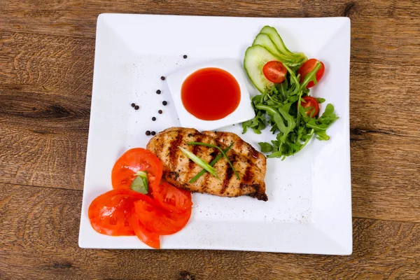 Izgara tavuk göğsü sos ve soğan ile