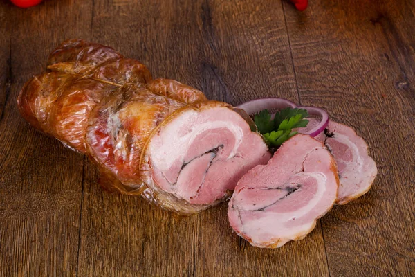 Domuz eti ahşap arka plan üzerinde füme
