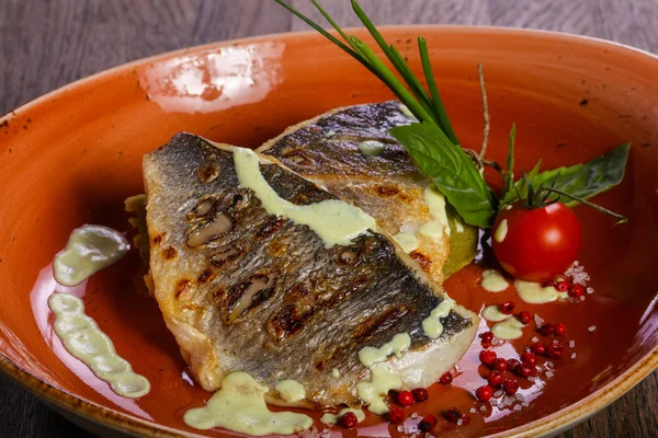 Izgara dorada filetosu domates ve soğan servis