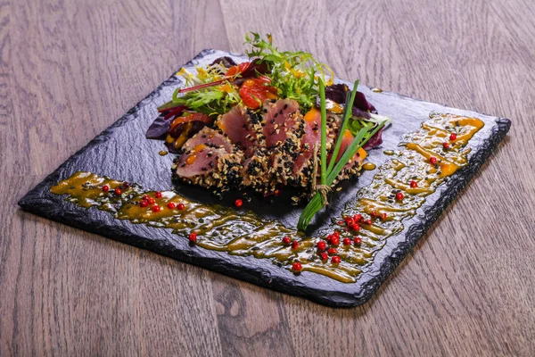 Sos ve baharatlı ton balığı carpaccio.