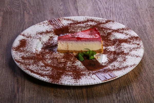 Nane yaprakları ile çilek Cheesecake hizmet