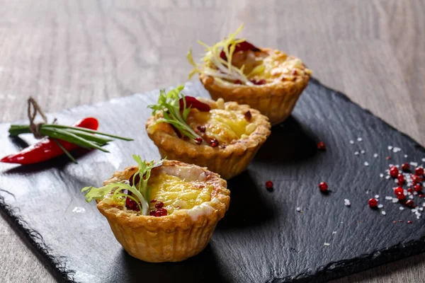 Fırında mantar ve peynir ile kanepe