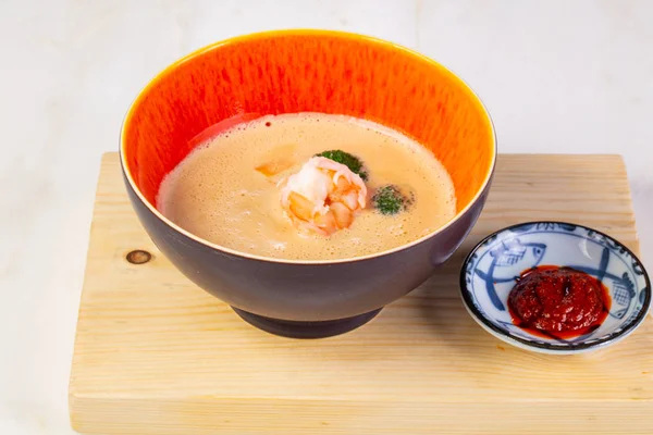 Laksa çorbası ile somon ve karides