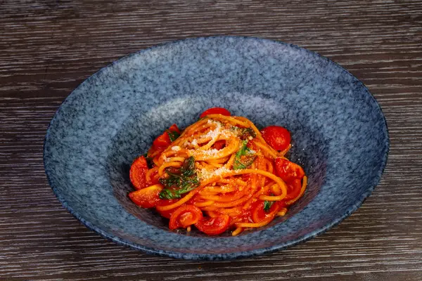 Kırmızı spagetti domates, tuz ve fesleğen ile