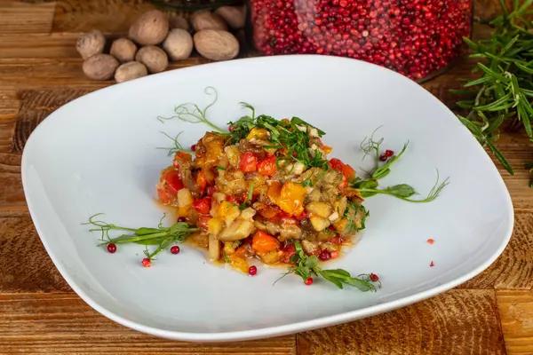 Lezzetli ızgara salatası sebze ve otlar