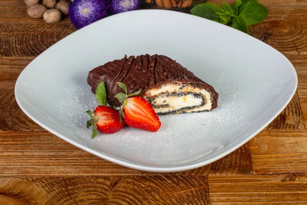 Lezzetli çikolata haşhaş roll çilek ile