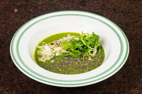割りと美味しい野菜のグリーン スープ — ストック写真