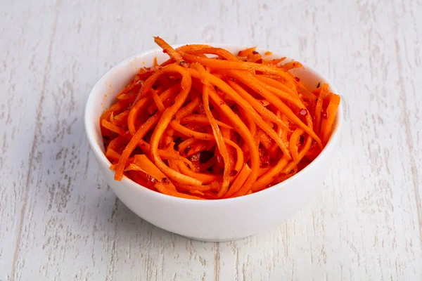 İştah açıcı baharatlı Kore havuç salatası