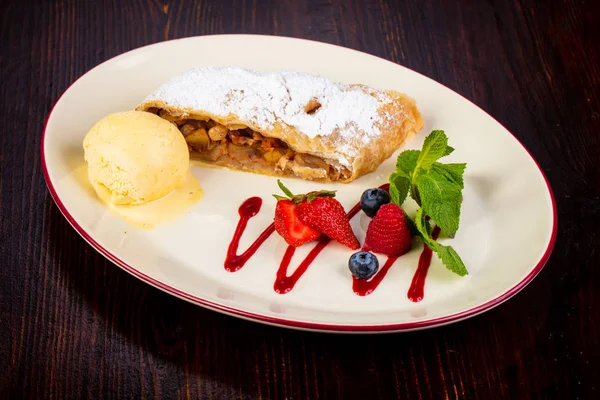 Nane ve syrop elma Strudel servis