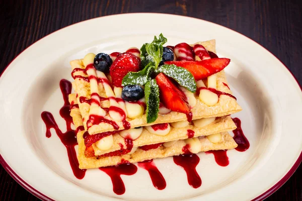 Waffel kek çilek ve nane