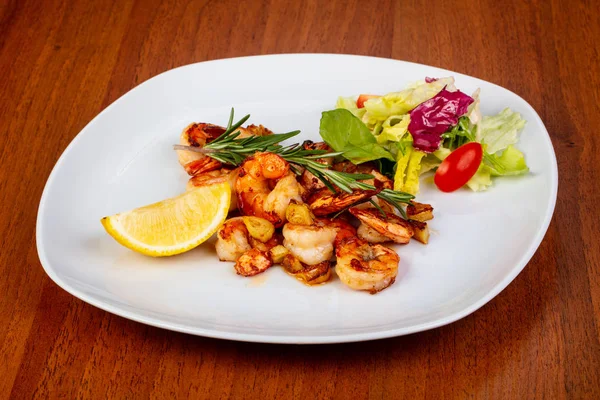 Marul ve limonlu lezzetli kavrulmuş karidesler.