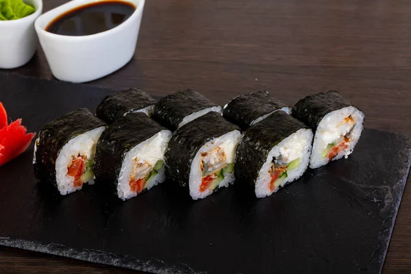 Rotolo Sushi Delicios Con Salmone Verdure — Foto Stock