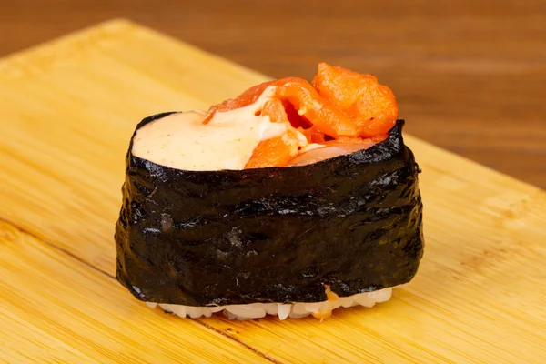 Lezzetli baharatlı somon suşi roll