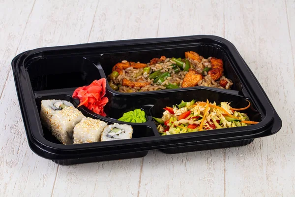 Rulo, şehriye ve et ile bento