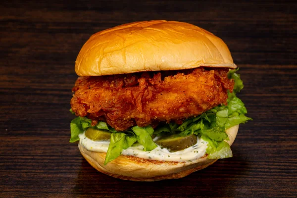 Ahşap arka plan üzerinde lezzetli sıcak burger