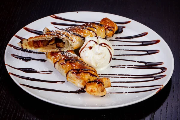 Çekirdekli Kuru üzüm, dondurma, çikolata şurubu ile lezzetli viski pasta