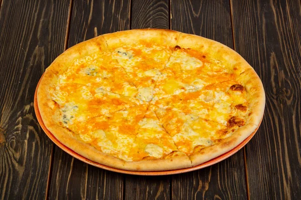 Ahşap arka plan üzerinde pizza dört peynir