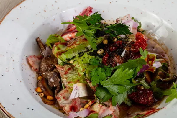 Sıcak Salata tavuk karaciğer ile