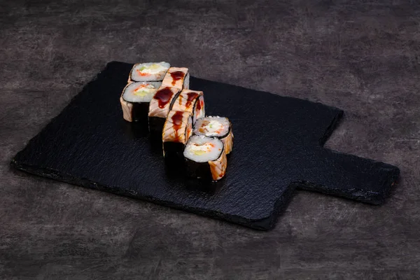 Yılan balığı ile Japon geleneksel rulo