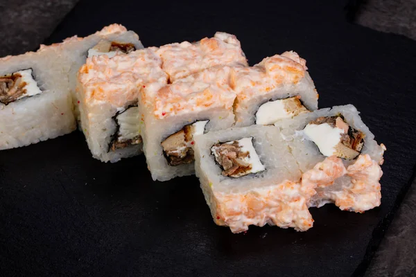 Yılan balığı ile Japon geleneksel rulo