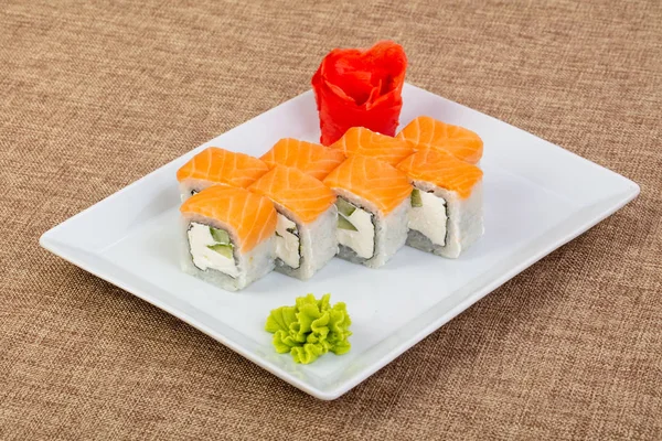 Somon ve yumuşak peynir rulo