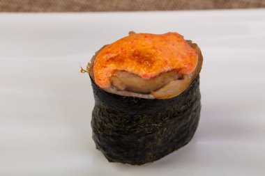 Soslu baharatlı gunkan suşisi.