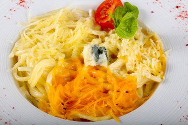 Makarna dört peynir fesleğen hizmet