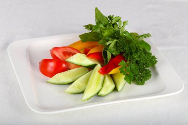 Dilimlenmiş sebze - domates, salatalık, biber ve otlar
