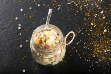 Rus salatası bardakta servis edebilirsiniz