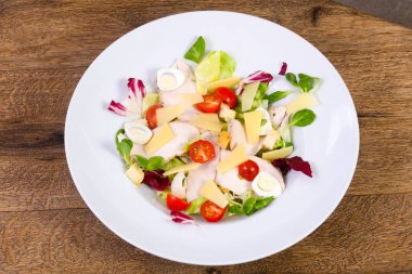 Jambon, yumurta ve domates salatası