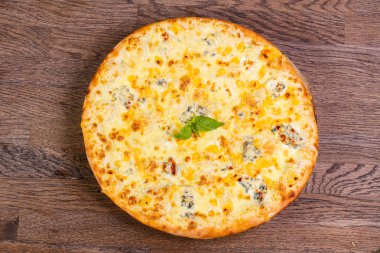 Fesleğen servis dört peynirli pizza