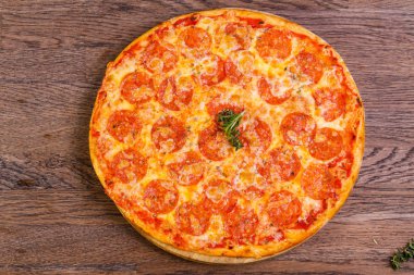 Sıcak Pepperoni pizza peyniri ve domates ile