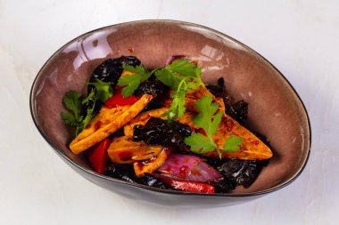 Kızarmış tofu mantar ve kişniş