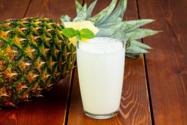Tatlı ve soğuk ananas shake