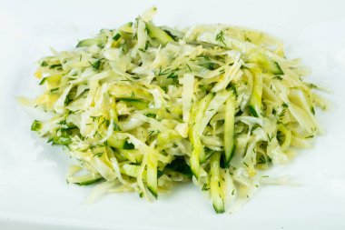 Salatalık ile Çiğ lahana salatası