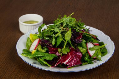 Raddish salatası ve otlar