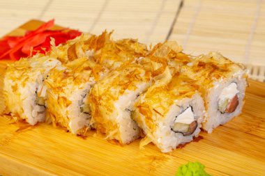 Peynir ile lezzetli Norveç suşi rulo