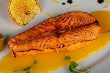 Lezzetli somon hissesi limon ve sos ile