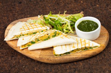 Avokado makarna ile lezzetli quesadilla Pide